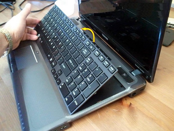 Thay bàn phím laptop nhanh chóng và giá rẻ